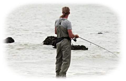 Ein Angler genießt die Ruhe. Angeln und Fische fangen.